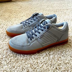 Osiris skate shoes. Barely worn. Size 9.5. Gum sole.
